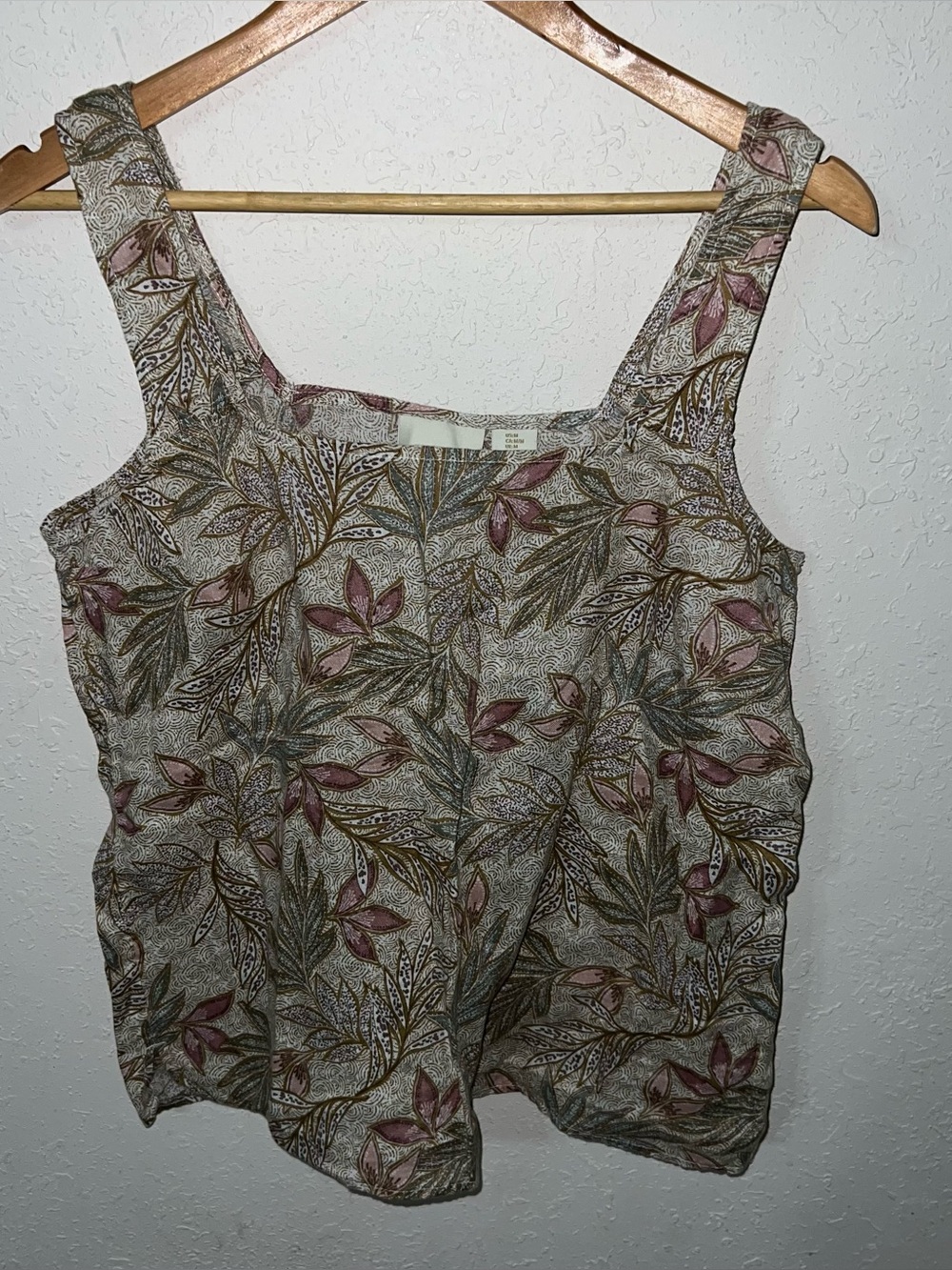 Cynthia Rowley 100% Linen
Floral Sleeveless Top Size Medium.